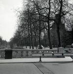 601569 Gezicht vanaf de Willemsbrug over de Stadsbuitengracht te Utrecht over de Catharijnesingel; rechts het Moreelsepark.